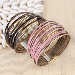 Bracciale multistrato in pelle intrecciata con dettagli in metallo dorato e chiusura magnetica