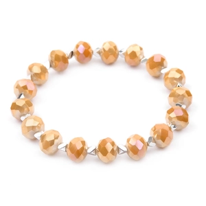 Macro-opname van ambertinten kristallen kralen met zilveren tussenringen op een armband