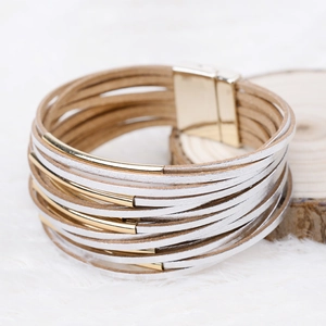 Dettaglio del bracciale multistrato in pelle intrecciata kaki con tubi dorati e fibbia