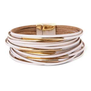 Dettaglio bracciale in pelle bianca multistrato con tubi dorati e chiusura magnetica