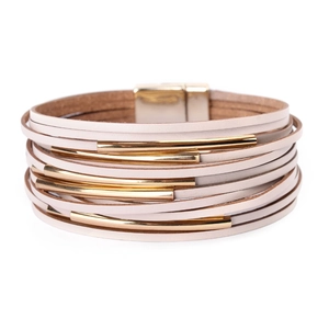 Dettaglio del bracciale multistrato in pelle rosa con tubi dorati e chiusura magnetica