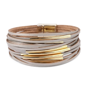 Dettaglio del bracciale multistrato in pelle grigia con tubi dorati e chiusura magnetica