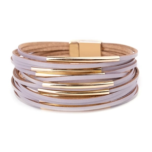 Dettaglio del bracciale in pelle intrecciata lavanda con chiusura magnetica dorata