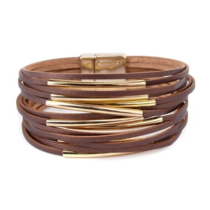 Dettaglio del bracciale multistrato in pelle marrone con tubi dorati e chiusura magnetica