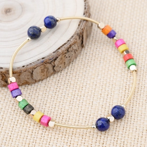 Pulsera de resorte dorada con cuentas de madera coloridas y piedra natural azul