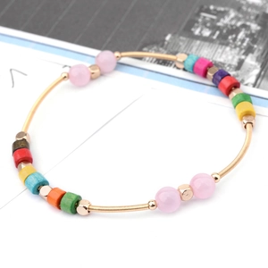 Pulsera de alambre dorado con cuentas de piedra natural y madera de colores