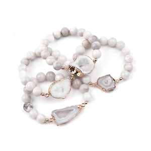 Vue détaillée de trois bracelets en perles de pierre naturelle avec tranches de druzy dorées