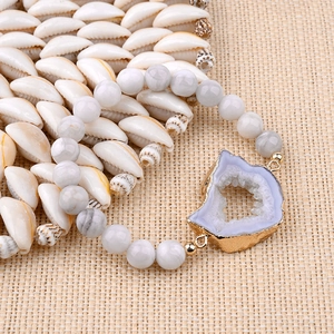 Gros plan détaillé d'un bracelet de perles en pierre naturelle avec cristal violet