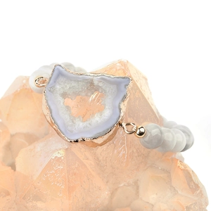 Bracelet en perles de pierre naturelle avec géode dorée et gemmes translucides