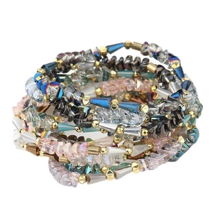Bracciale bohémien multistrato in perle di cristallo con dettagli dorati e gemme colorate