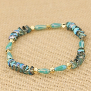 Dettaglio del bracciale bohémien in cristallo con perline iridescenti e distanziatori oro