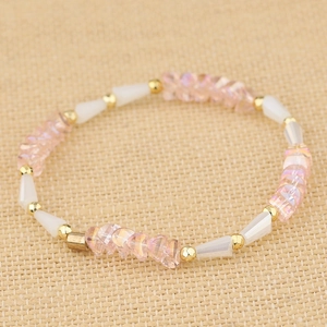 Dettaglio del bracciale con perle di cristallo rosa e distanziali in oro