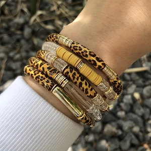 Mehrlagiges Boho-Armband mit Leopardenmuster, gelben Heishi-Perlen und goldenen Elementen
