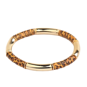 Detaillierte Nahaufnahme des elastischen Armbands mit Leopardenmuster und goldenen Bambusrohren