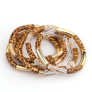 Details von mehrlagigen Boho-Armbändern mit Leopardenmuster und goldenen Metallröhren