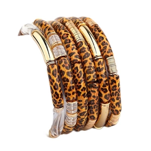 Detailansicht des fünfteiligen Sets aus Acryl- und Goldperlen-Armbändern mit Leopardenmuster