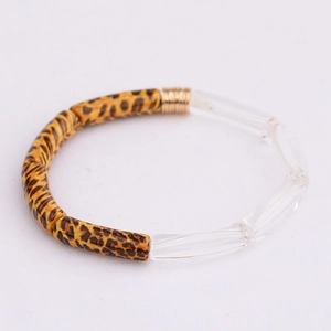 Detailaufnahme von Acrylperlen mit Leopardenmuster und Golddrahtwicklung am Armband
