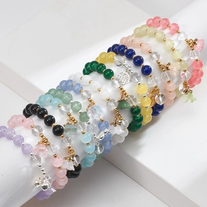 Elegante Bracciale a Cerchio di Perle di Vetro con Pendente a Forma di Mughetto e Coniglio Lunare per Donna Gioiello Dolce e Carino