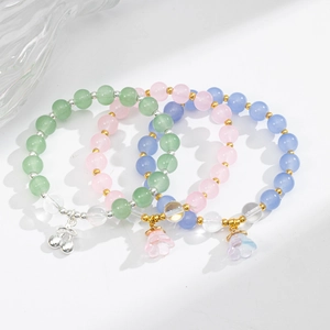 Braccialetti di perle mughetto color pastello rosa e verde con ciondoli floreali