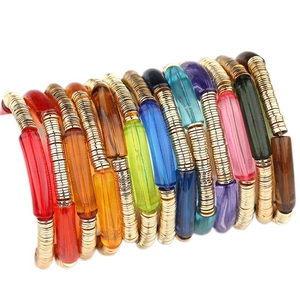 Détails de bracelets bohèmes avec tubes en acrylique colorés et disques dorés brillants