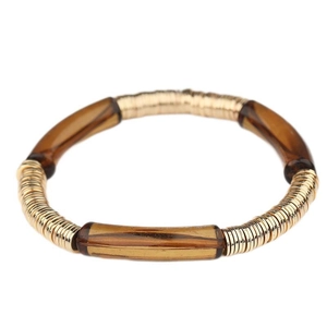 Détail du bracelet en résine ambre avec des disques métalliques dorés et perles