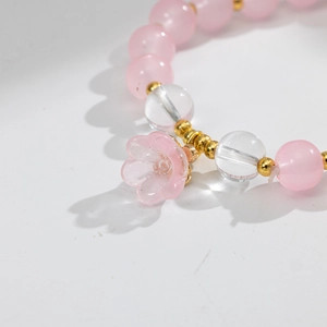 Elegante bracciale di perle mughetto rosa con cristalli traslucidi e distanziatori dorati