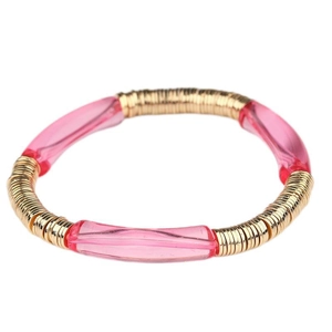 Détails de perles en acrylique rose et d'entretoises dorées sur ce bracelet tendance