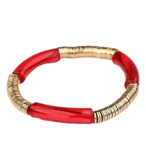 Détail du bracelet en acrylique avec segments en résine rouge et anneaux en métal doré