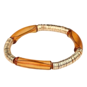 Vue détaillée des tubes en acrylique ambré et disques métalliques dorés sur le bracelet
