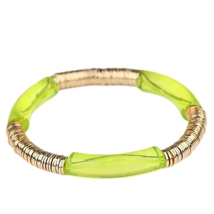 Détail de perles incurvées en acrylique vert néon et segments de fils dorés du bracelet