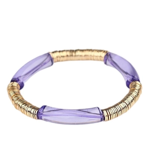 Détails des perles en acrylique violet et disques dorés sur un bracelet élastique moderne