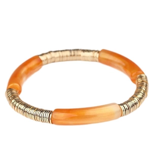 Détail du bracelet avec tubes en acrylique et éléments décoratifs en fil doré enroulé