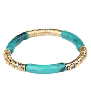 Vue détaillée du bracelet en perles acryliques turquoise et disques dorés en métal