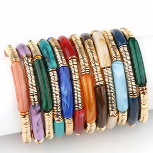Bracelets en perles d'acrylique arc-en-ciel avec anneaux dorés sur support blanc