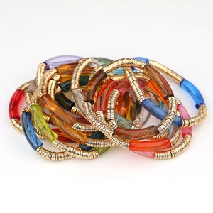 Bracelets multicouches à perles colorées avec tubes courbés en acrylique et anneaux dorés