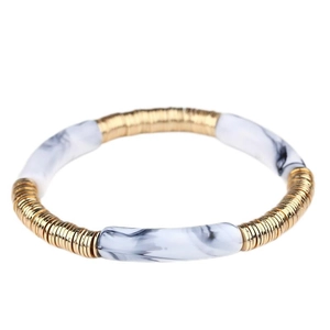 Bracelet élastique chic avec anneaux dorés et perles en acrylique marbré sur fond blanc pur
