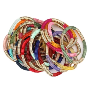 Conjunto de pulseras bohemias arcoíris con cuentas de metal dorado texturizadas