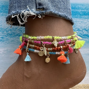 Conjunto de tobilleras bohemias multicapa con cuentas de colores y borlas de hilo
