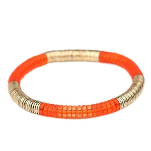 Detalle de pulsera bohemia de cuentas acrílicas naranjas y piezas de metal dorado