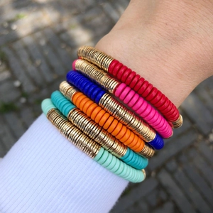 Pulseras bohemias coloridas de varias capas con discos dorados para mujer en muñeca