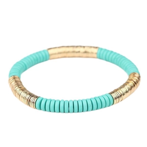 Pulsera elástica bohemia con discos de arcilla verde azulado y dorado sobre fondo blanco