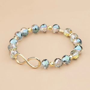 Gedetailleerd macro-zicht van een infinity-armband met facetgeslepen aurora kristallen kralen