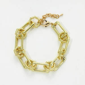 Details des goldenen Gliederkettenarmbands mit rechteckigen und gedrehten Ringelementen