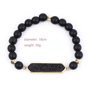 Bracelet élastique en perles noires mates avec pendentif Druzy noir bordé d'or