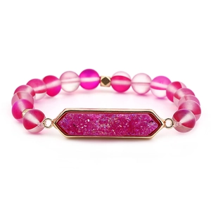 Bracelet en perles rouge rose avec pendentif druzy violet hexagonal et dorure