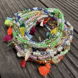 Tobillera bohemia multicapa de cuentas de colores con borlas de seda y hojas doradas