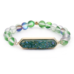 Détail du bracelet en druzy verte avec bordure dorée et perles givrées irisées