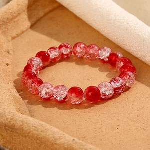 Dettaglio ravvicinato di perle di vetro da 8mm rosse e bianche con trama a effetto ghiaccio