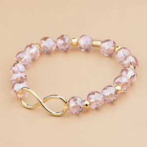 Detail van kralenarmband met lavendel kristallen kralen en gouden infinity bedeltje