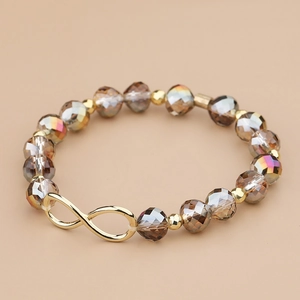 Detail van infinity-armband met bruine facetgeslepen kristallen kralen en goudfinish